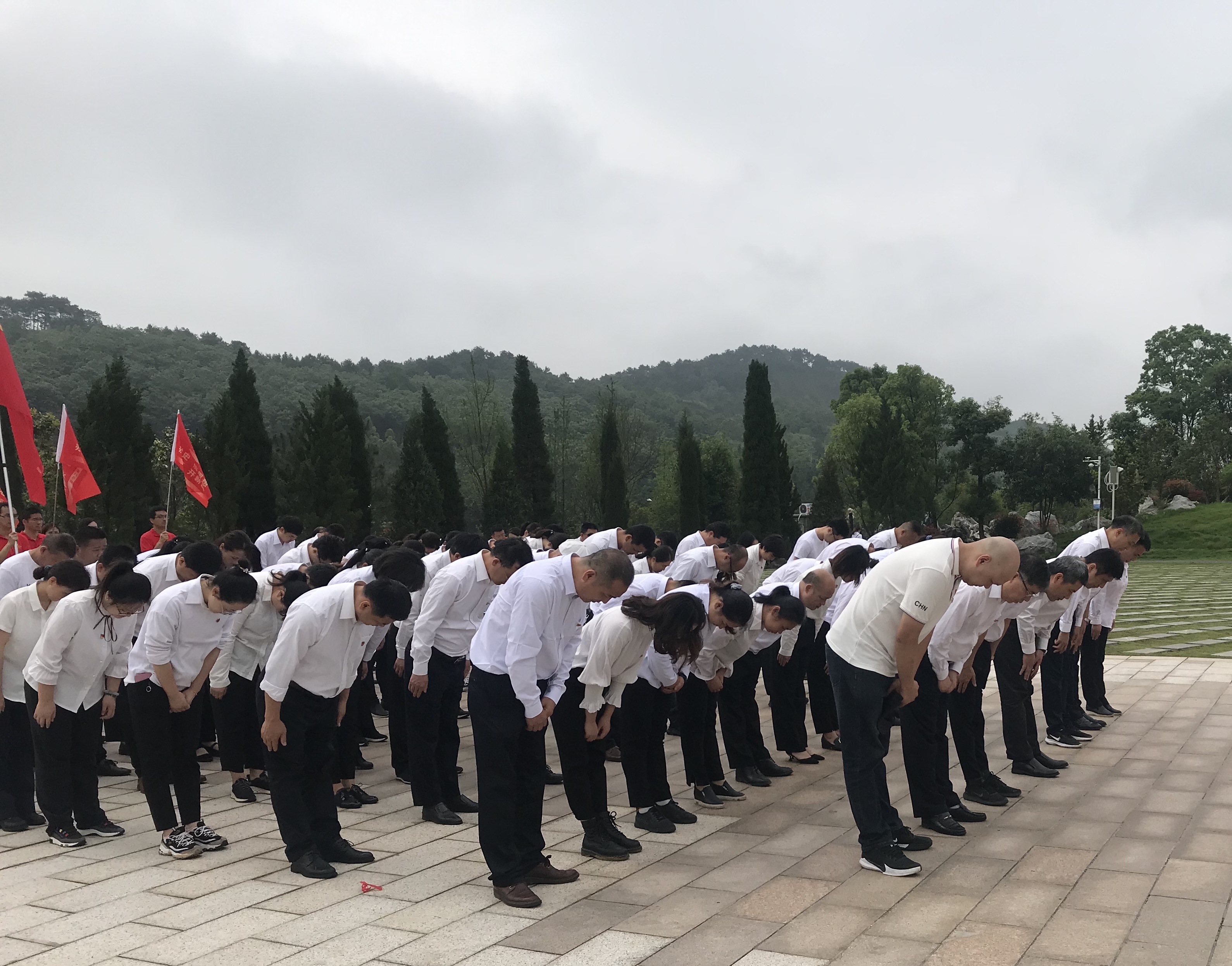 全体党员向革命烈士鞠躬