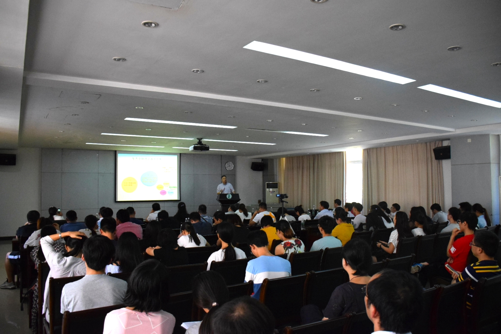报告会现场.jpg