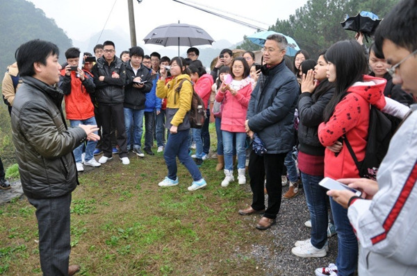 汤志华老师带领同学们采访村支书