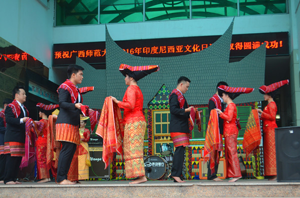 印尼苏门答腊北部传统舞蹈《Lima Serangkai》