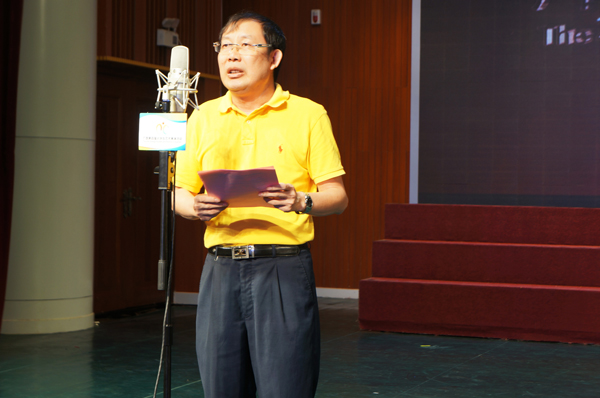 教育厅体育卫生与艺术教育处处长陈卫宣读获奖名单