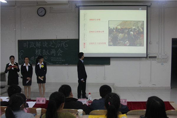 选手精彩解说（政行学院记者 鲍金龙 摄）