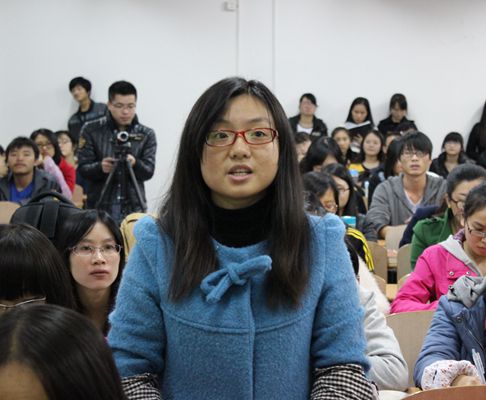 互动环节同学们积极提问