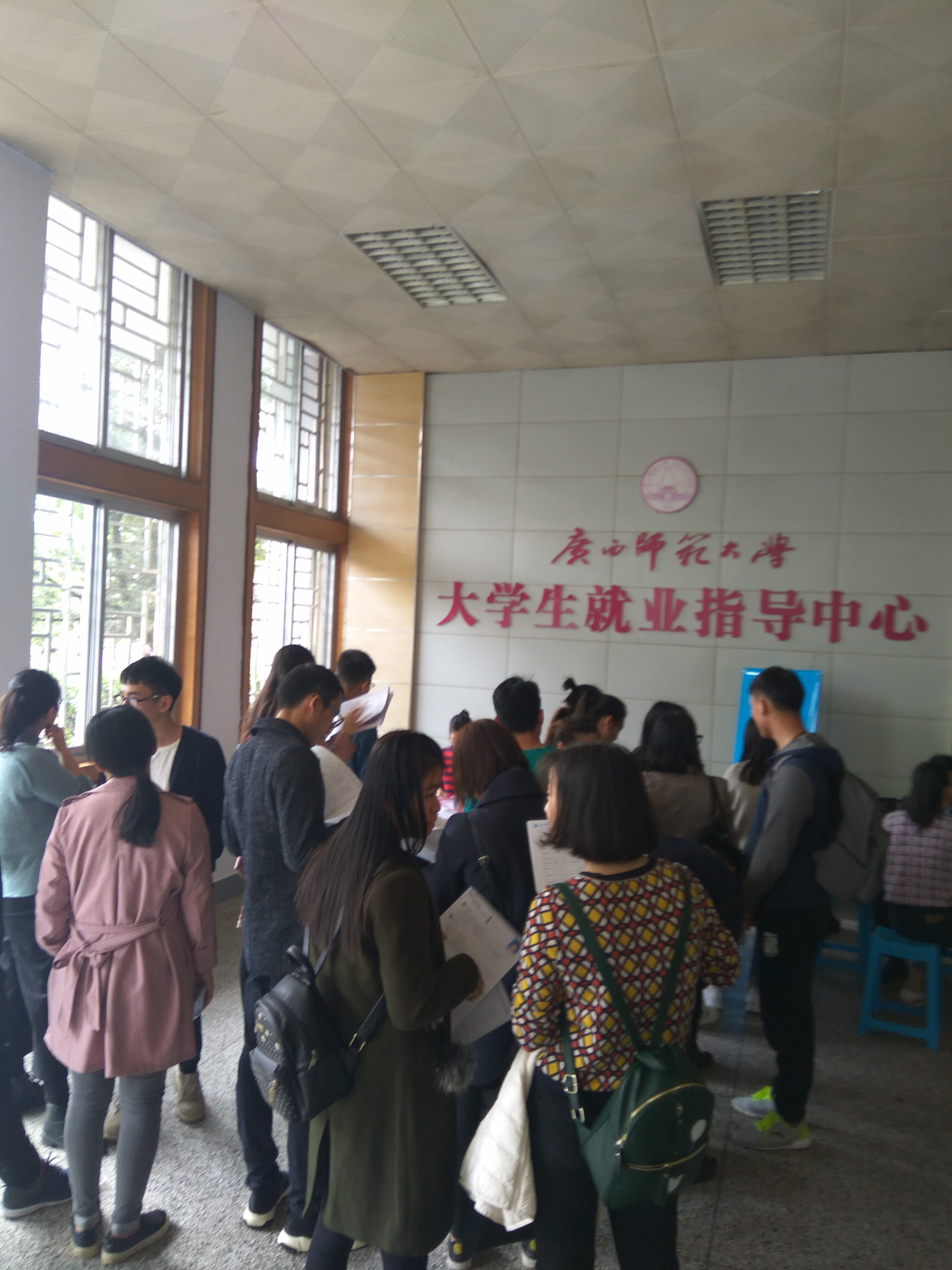 毕业生排队应聘.jpg