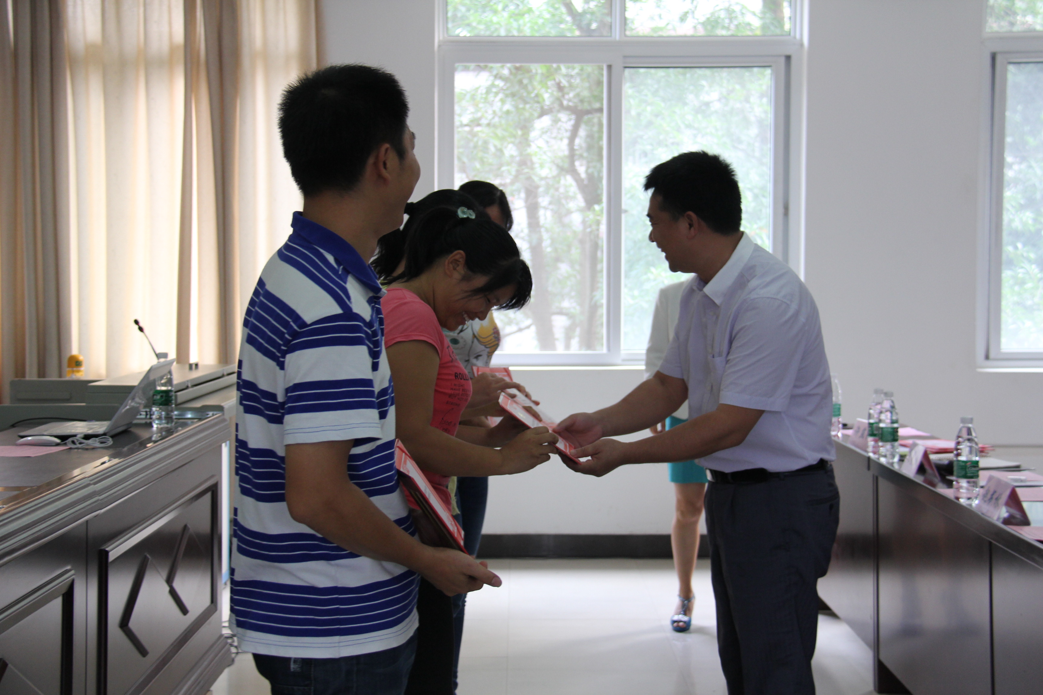 学院党委书记为教学实践导师颁发聘书