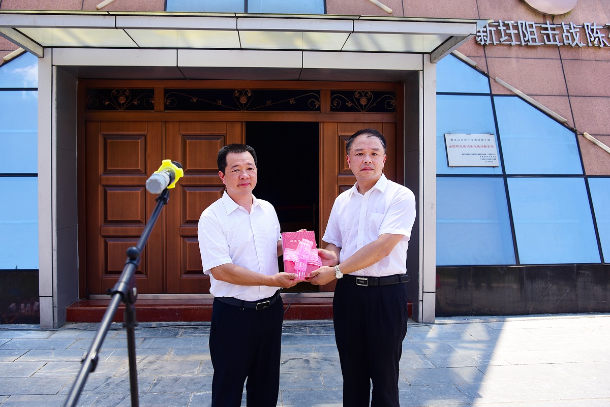 广西师范大学党委副书记赵铁赠书灌阳县委常委、宣传部部长、副县长周恒志（李显杨 摄）.JPG
