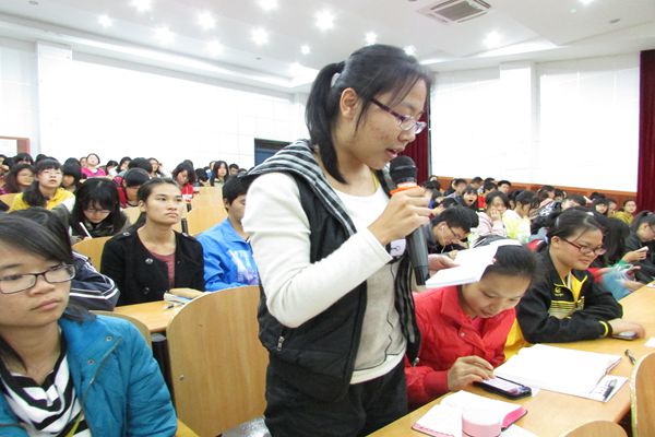 提问环节，同学们积极提问（李婧茹摄）