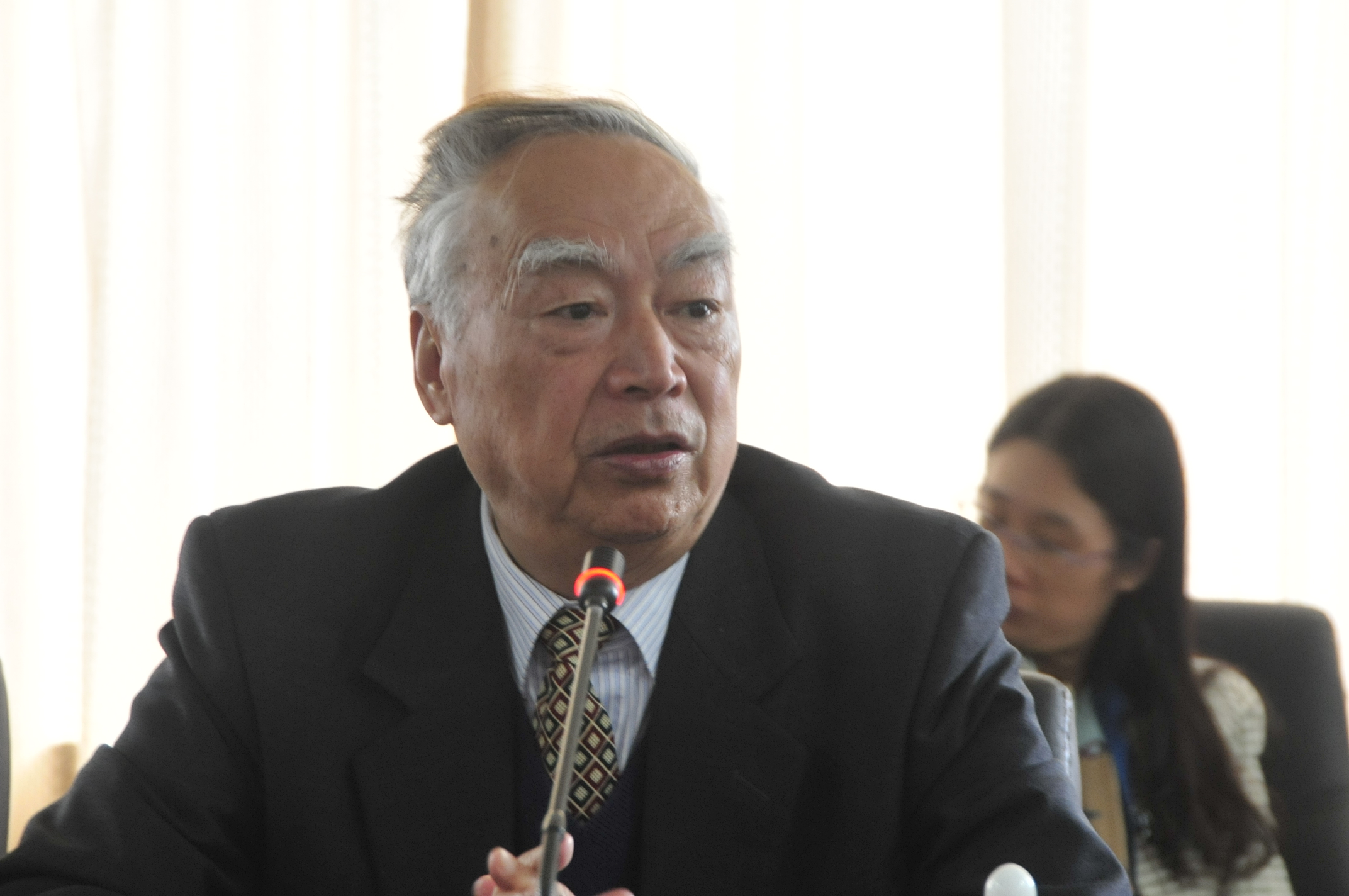 张炯教授做精彩讲座