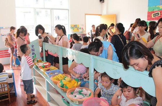 培训学员在幼儿园观摩