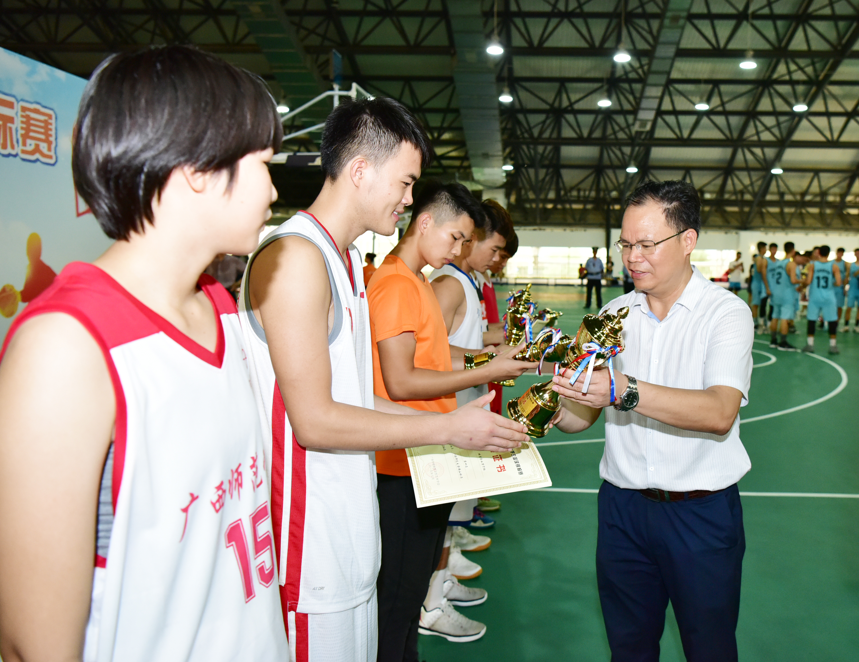 我校党委常委、校长助理黄轩庄为体育专业男子组比赛前八名的队伍颁奖2.JPG