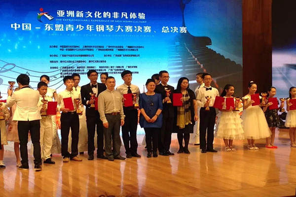 蔡韧教授为获奖选手颁奖