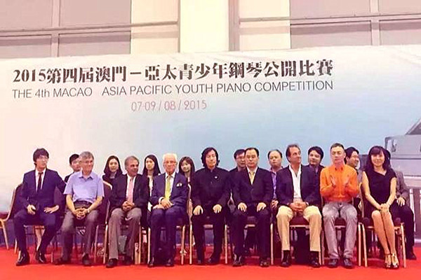 蔡韧教授担任亚太-青少年钢琴公开赛评委(右二)