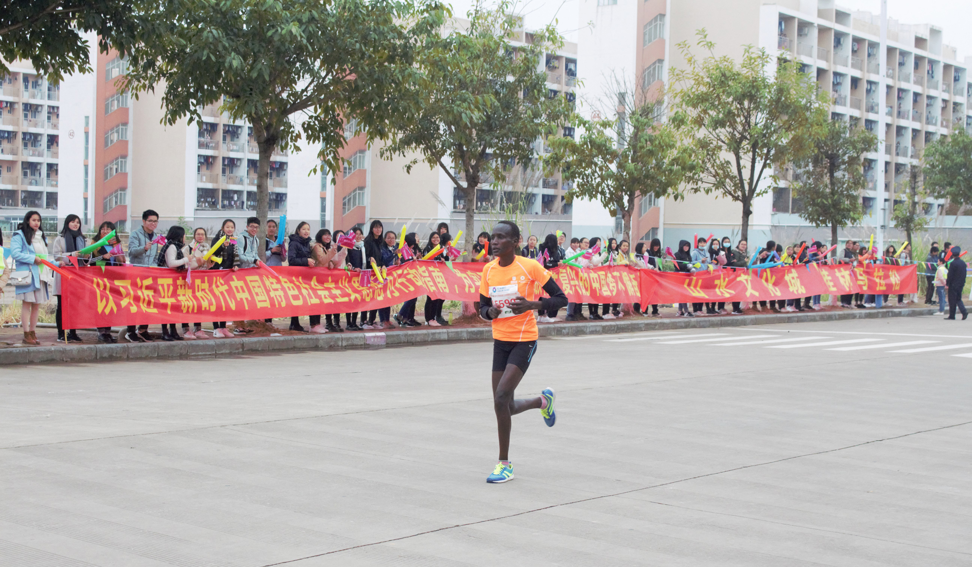 我校同学横幅欢呼助力马拉松运动员（大学生通讯社李梦瑞摄）9.jpg