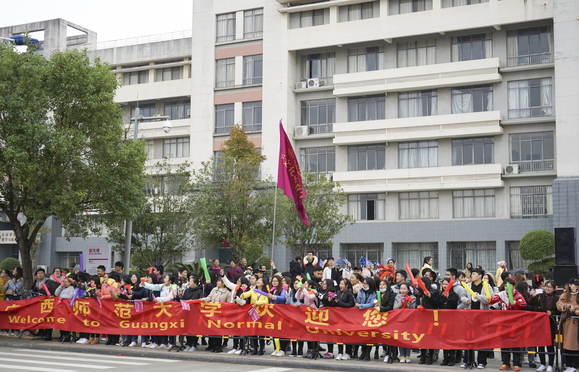 同学们热情为运动员加油（大学生通讯社李宇涵摄）9.jpg