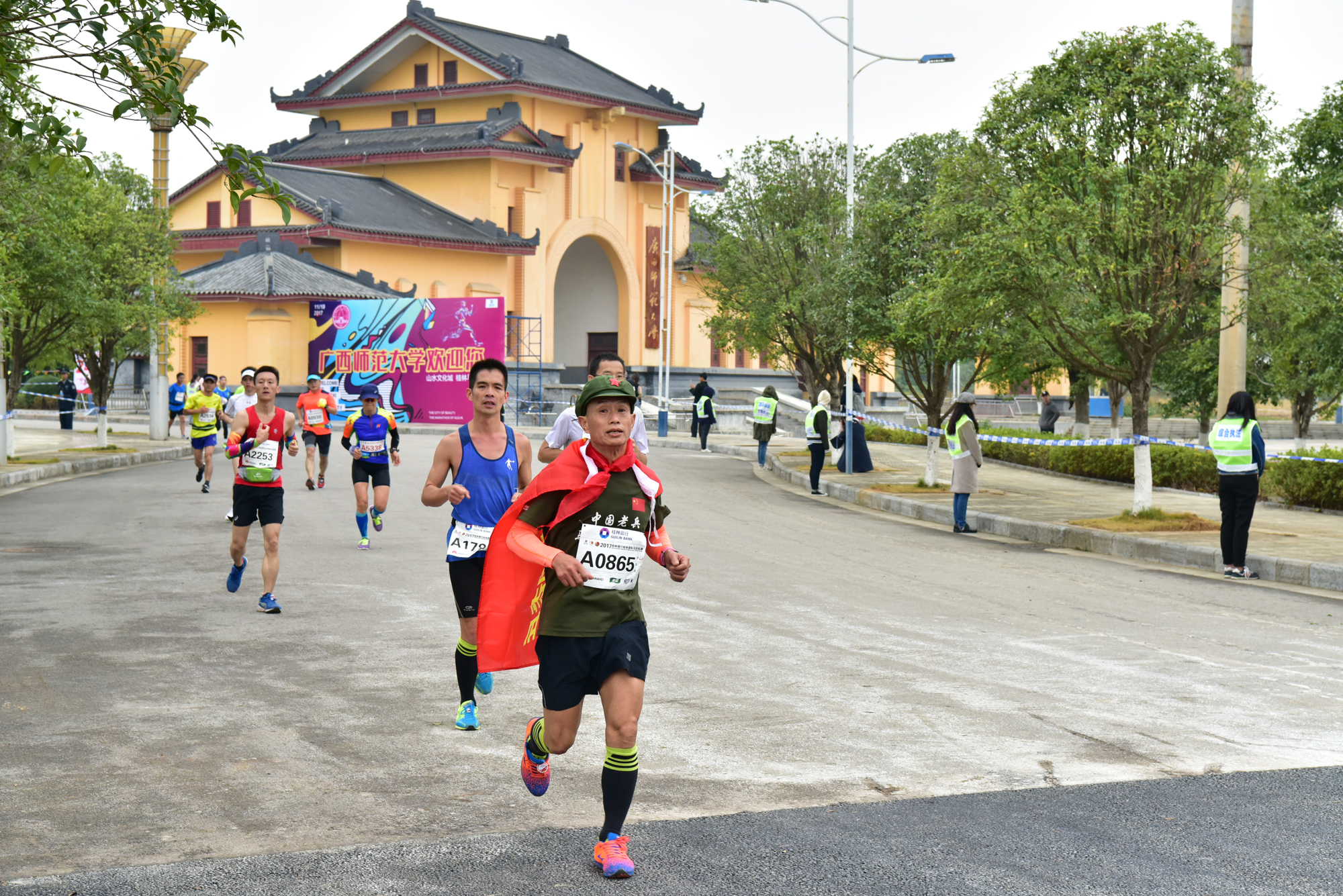 运动员经过学校大门9.jpg