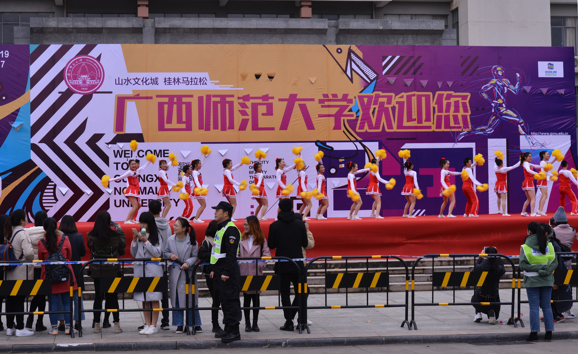 马龙队加油表演（大学生通讯社石雨琪摄）9.jpg