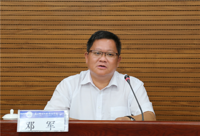 C:/Users/sgh/Desktop/上传的图片/师大邓军书记做报告.jpg