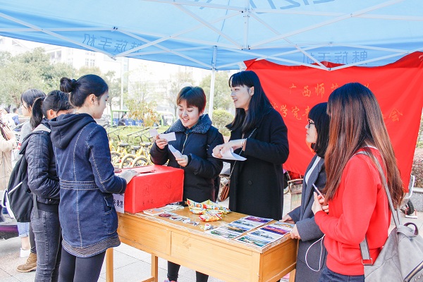 同学们在爱心摊位答题 （大学生通讯社 谢婧姝摄）.JPG