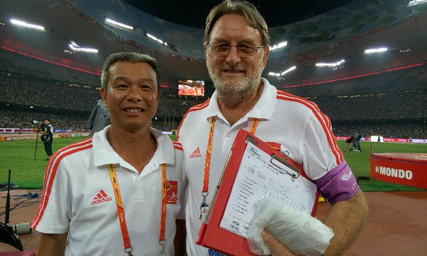 杨衍滔老师与国际田联技术官员合影