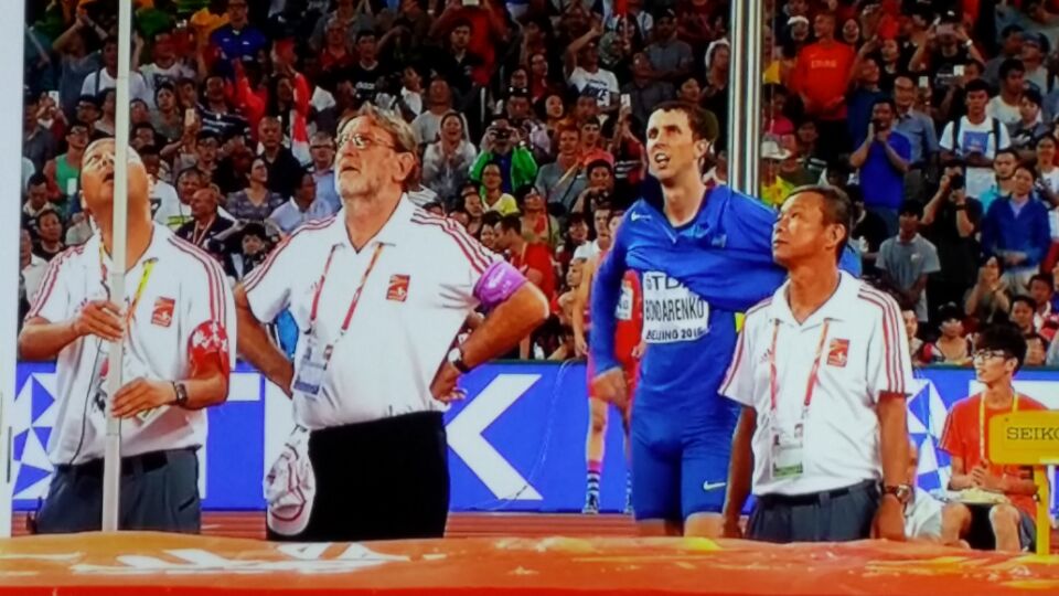 杨衍滔（右一）在男子跳高决赛执裁中