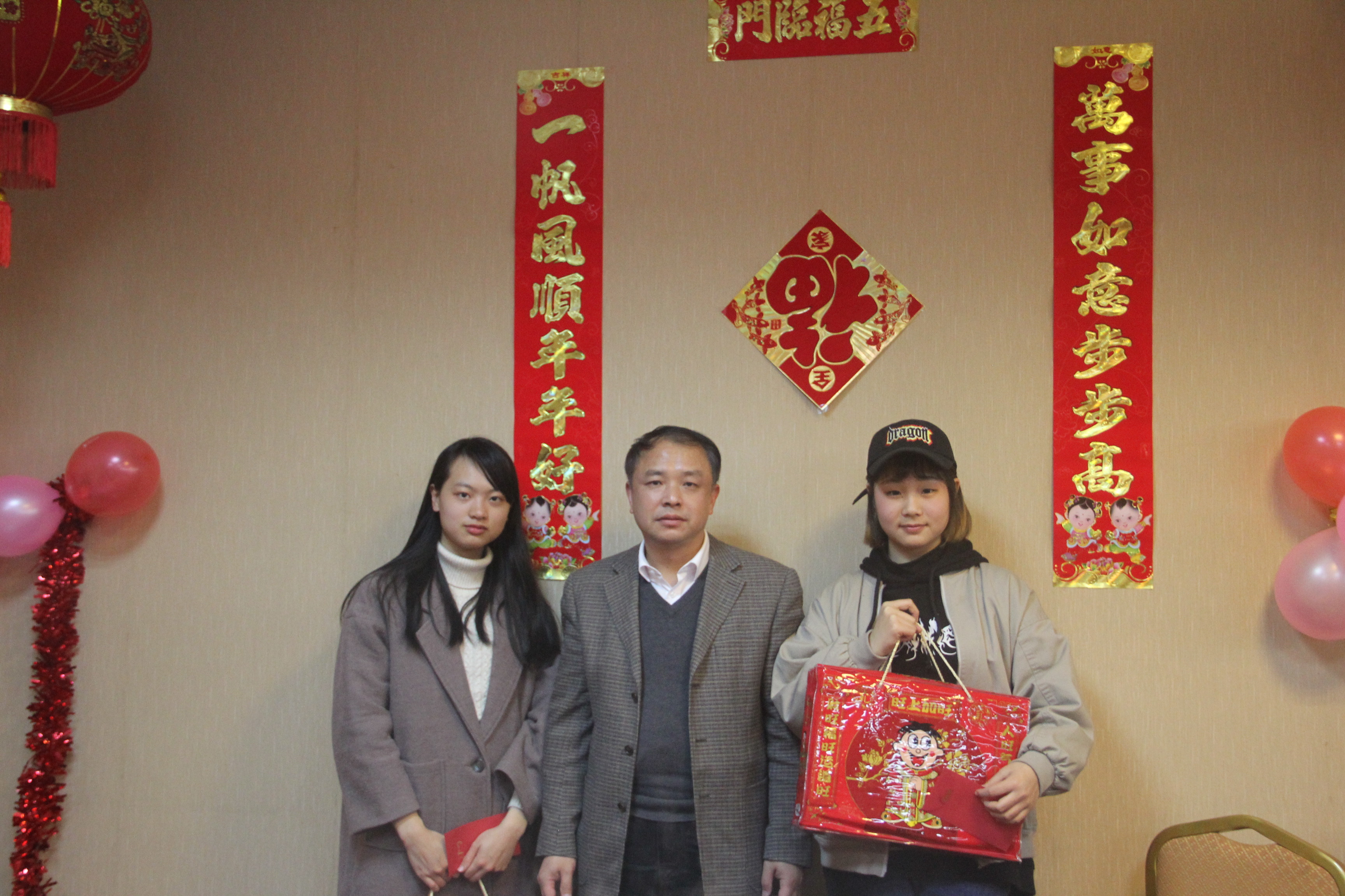 校党委副书记赵铁为同学们发新年大礼包.JPG