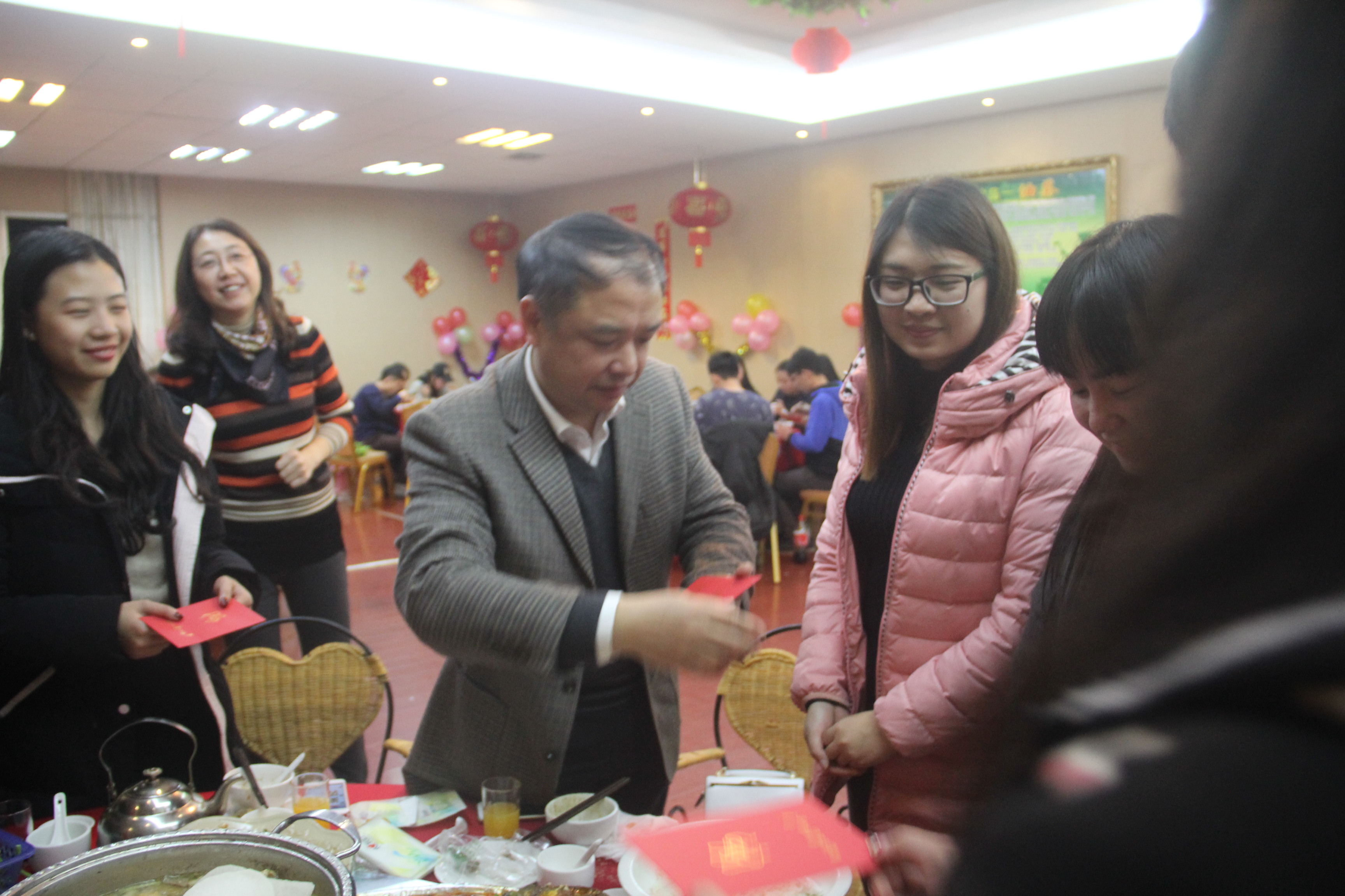 校党委副书记赵铁为同学们发红包.JPG