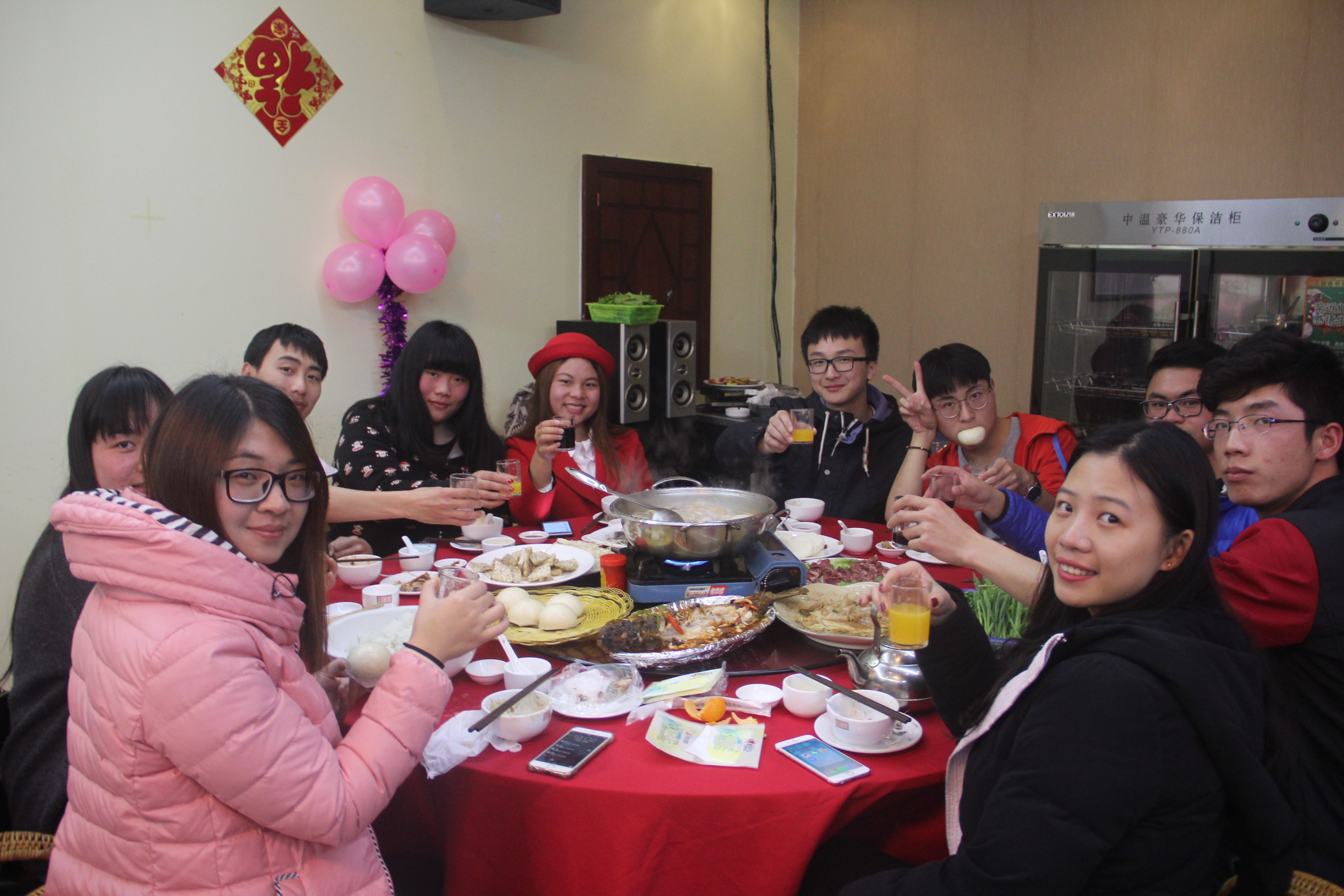 同学们共进“团年饭”，开心贺新年.JPG