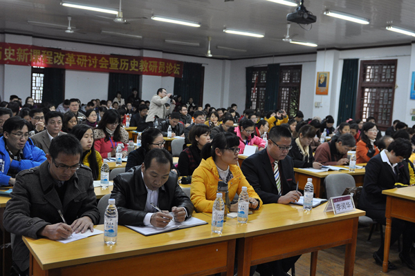 会场气氛浓，与会人员认真做笔记
