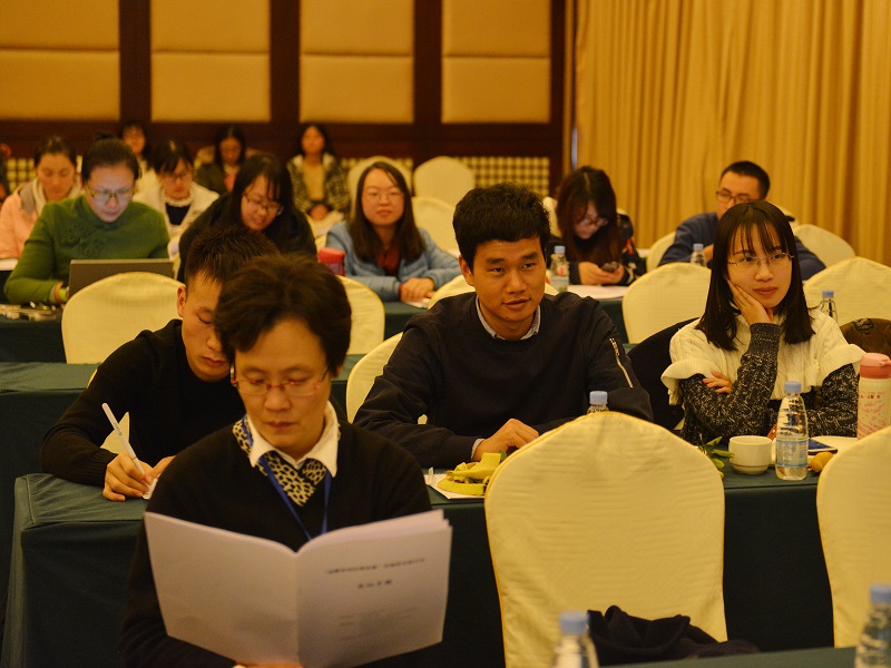 １１听众在认真听专家发言1.jpg