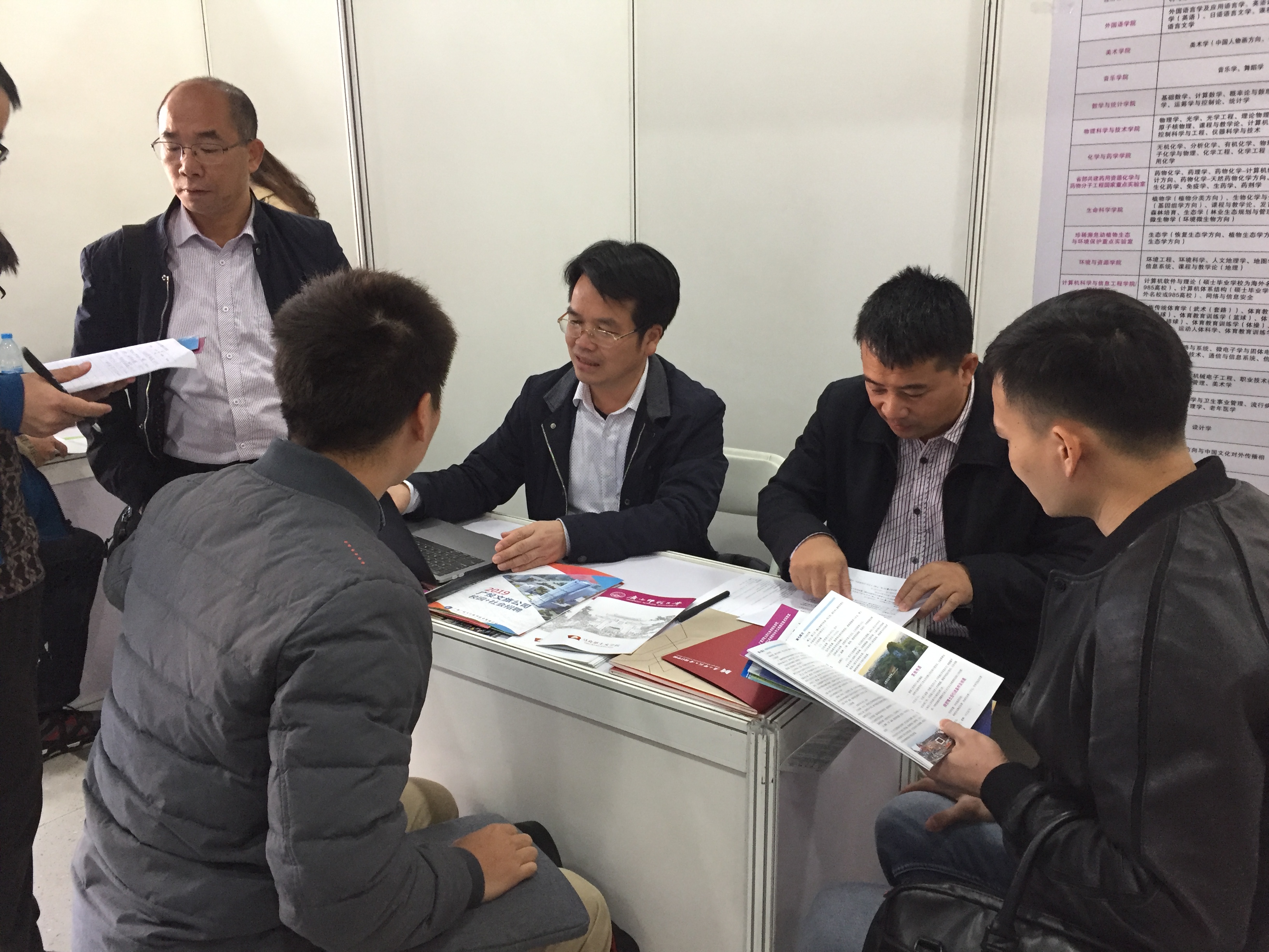 北京大学招聘会现场2.jpg