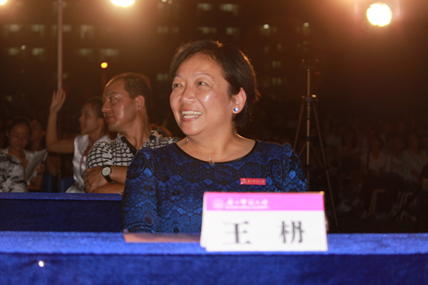 听见新生互动回答问题 校党委书记王枬开心地笑了（本文图片均由宣传部杨凯 大学生通讯社周晟旻 杨虎摄）