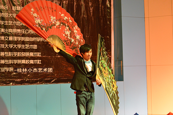 魔术表演现场（大学生通讯社 韦一琦摄）