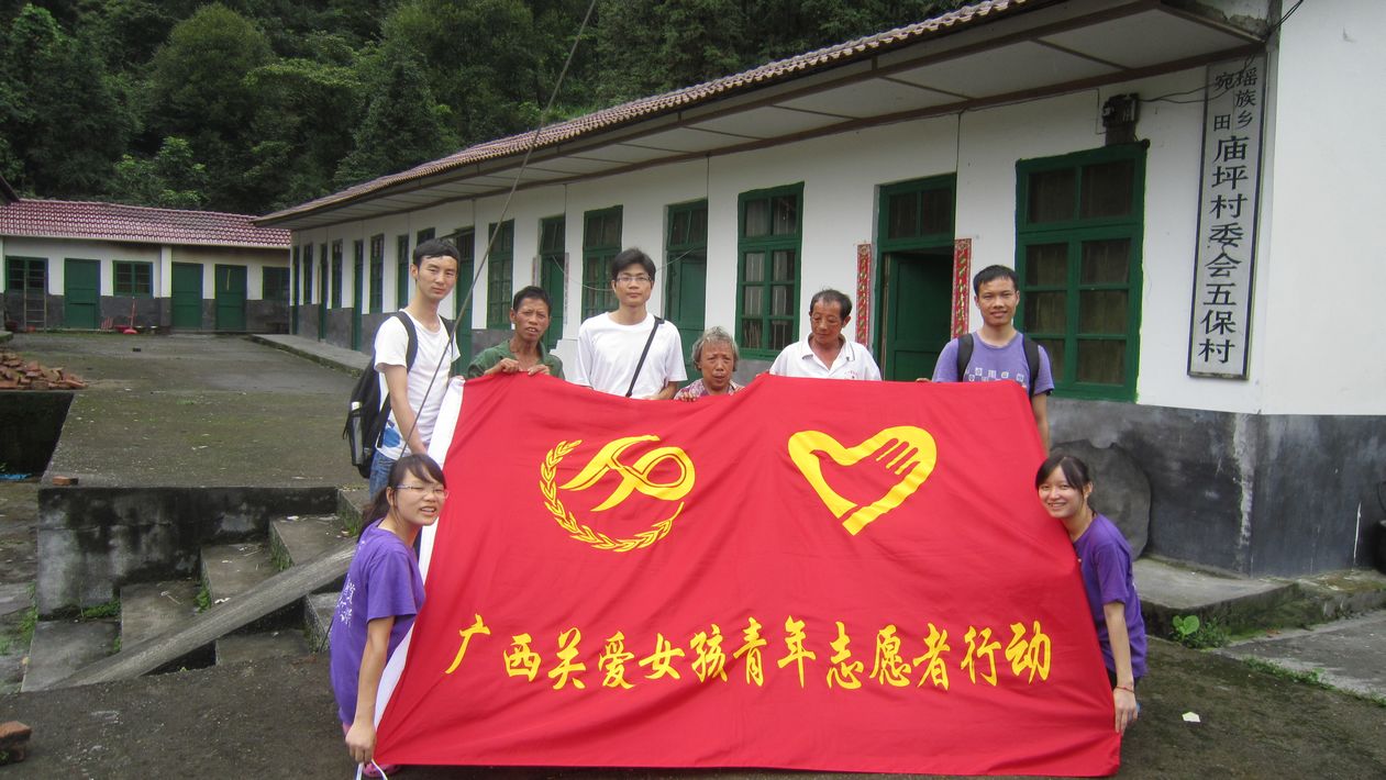 关爱女孩志愿者团队到当地养老院看望老人，了解养老制度