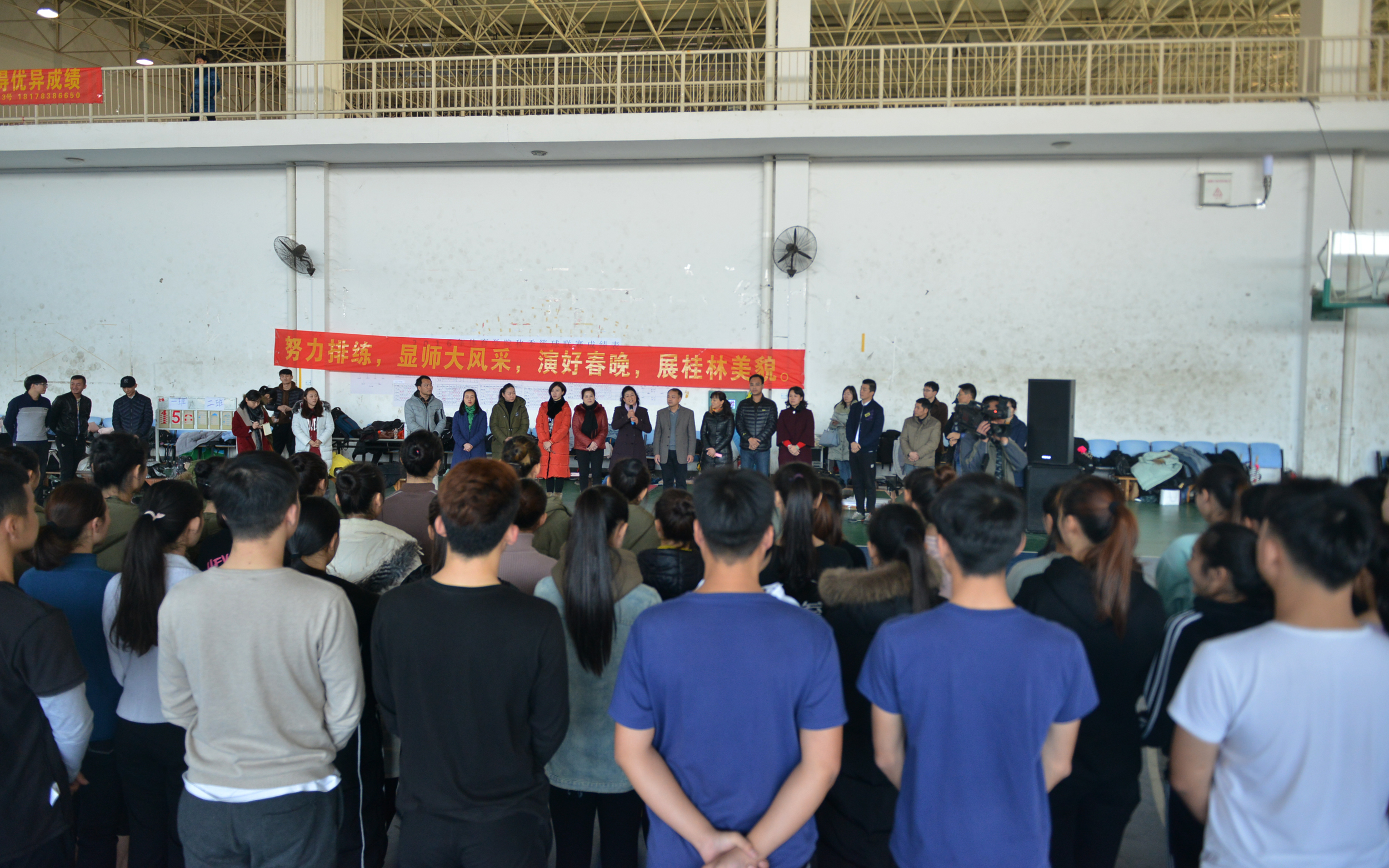 央视春晚桂林分会场组委会到我校慰问参演人员 ２１.jpg