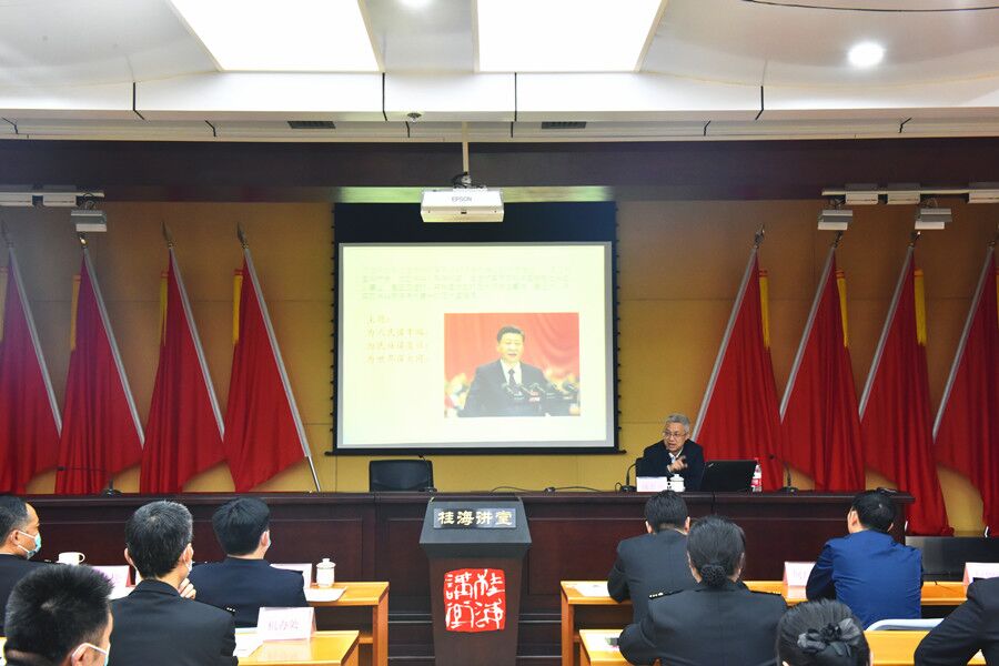 汤志华教授在进行党史宣讲