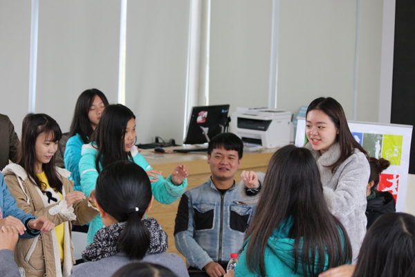 “真人图书”邹红敏现场示范如何正确打拍