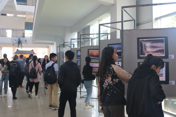 同学们观看作品展.png