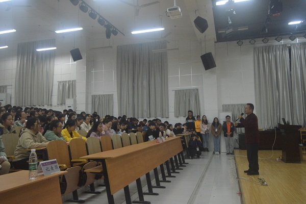 全场同学听讲.JPG