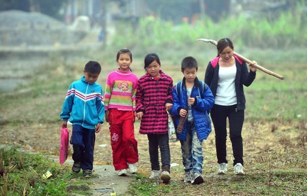 梁丽娜在基层,扎根农村,为民办实事.jpg 梁丽娜在基层,扎根农村,为民办实事.jpg