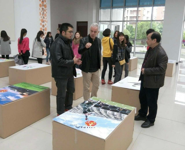 白晓军副校长观看工作坊成果展