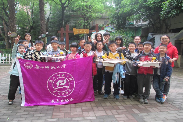 教立方志愿者和同学们合影留念.JPG