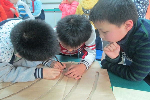 同学们在写八大行星的位置.JPG