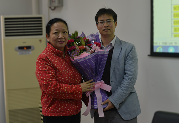 王枬书记给曾明华博士送花