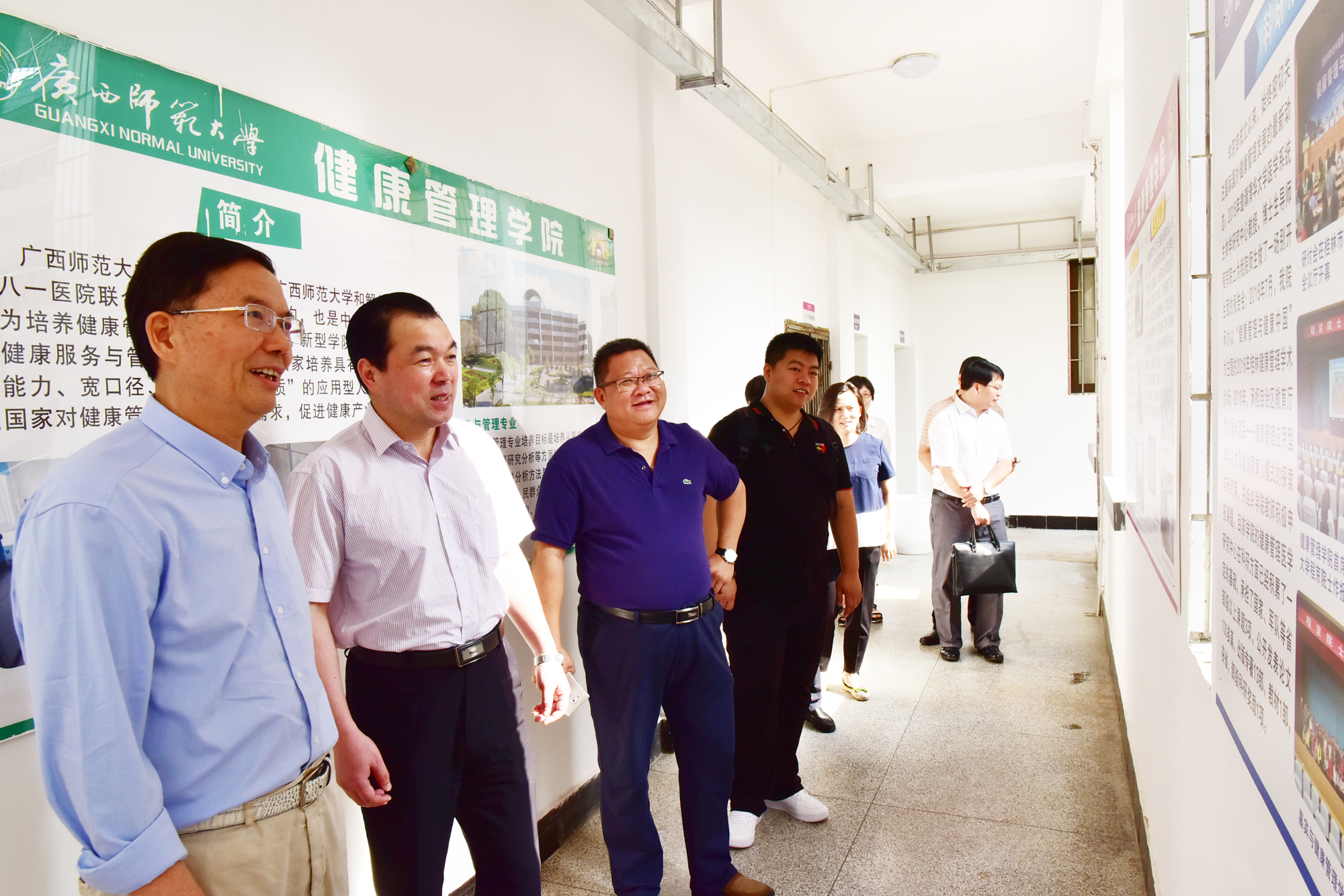 参观健康管理学院成就展9.jpg