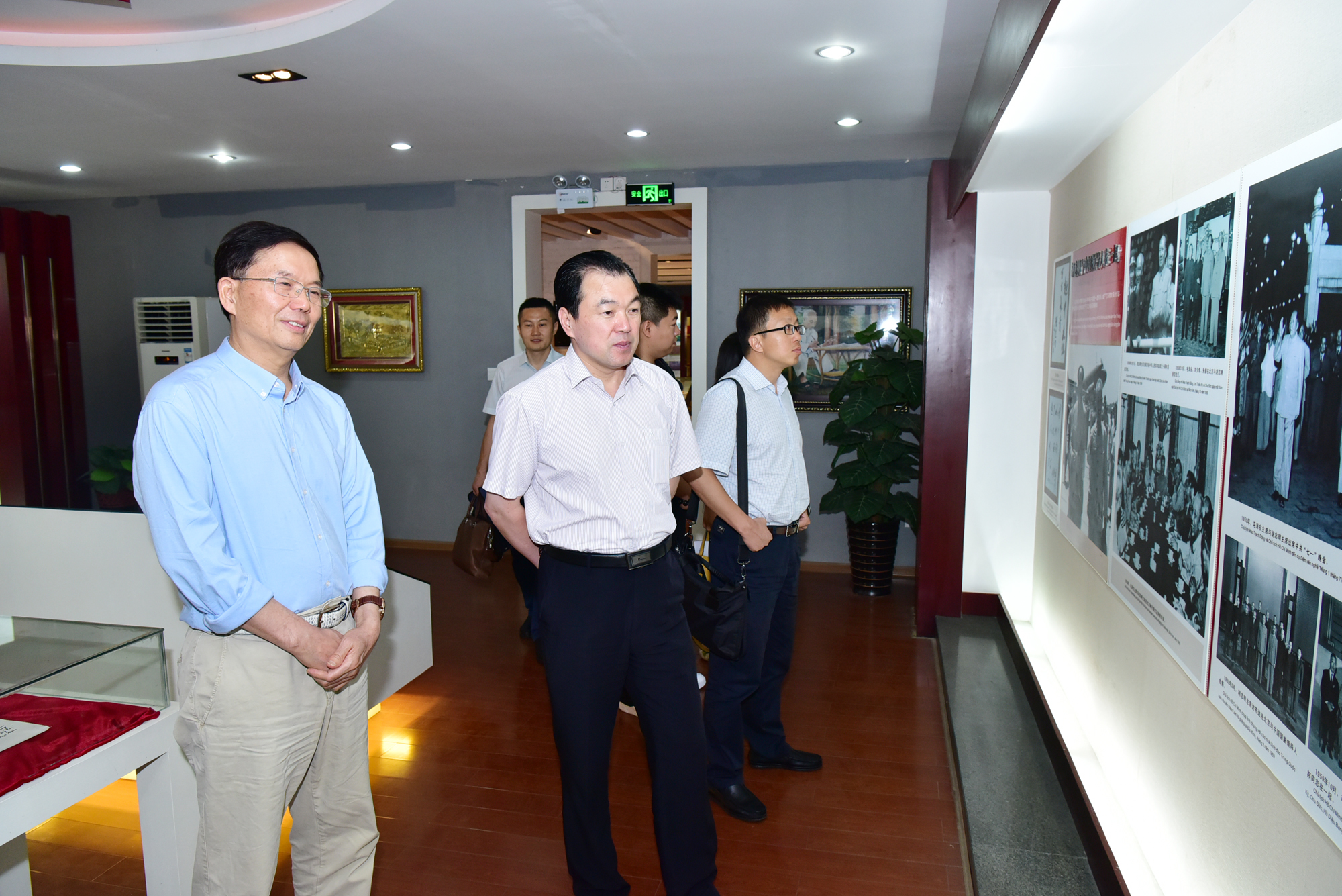 参观越南学校纪念馆9.jpg