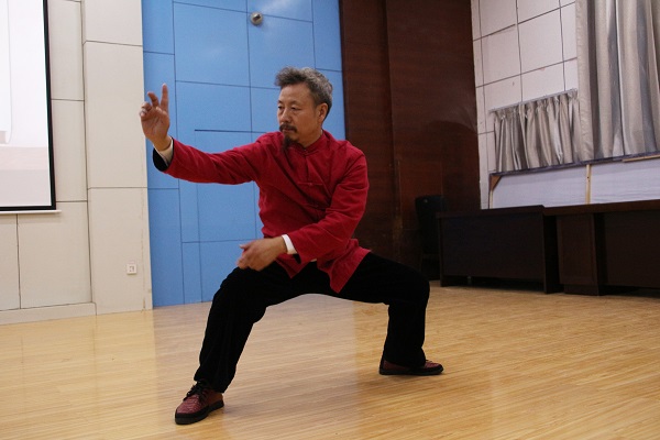 李云峰老师表演太极.JPG