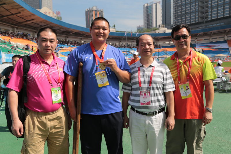 吴国山校友（左二）与广西代表团代表