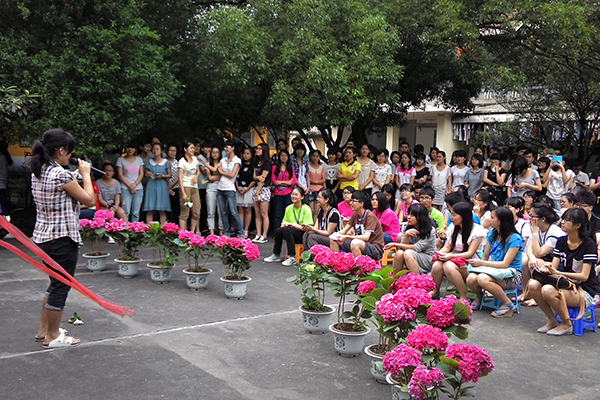 比赛吸引了不少同学到场观看
