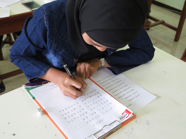 学生认真书写