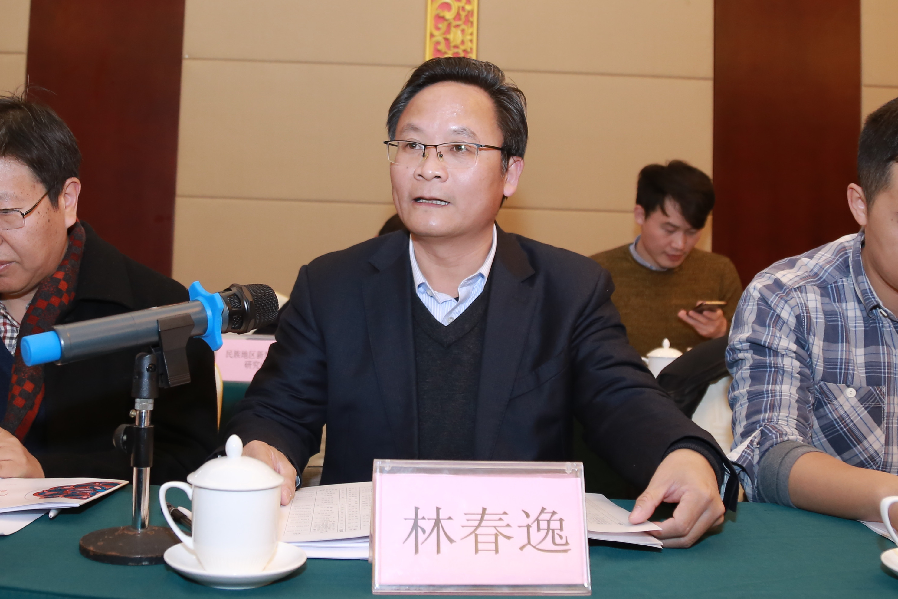 林春逸校长主持会议1.JPG